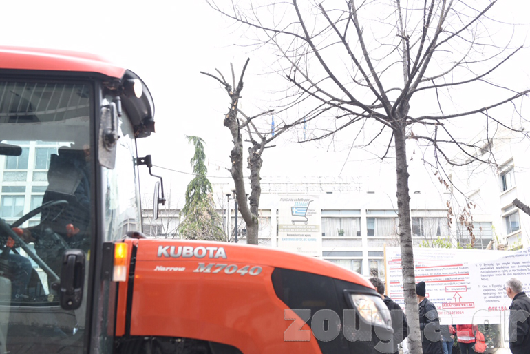 Τρακτέρ έξω από το κτήριο της Περιφέρειας Θεσσαλίας
