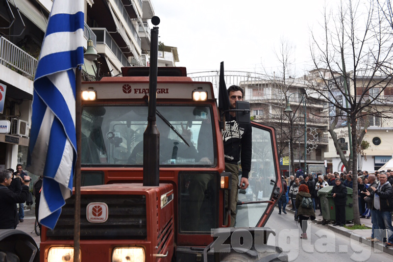 Τα τρακτέρ μπήκαν στη Λάρισα