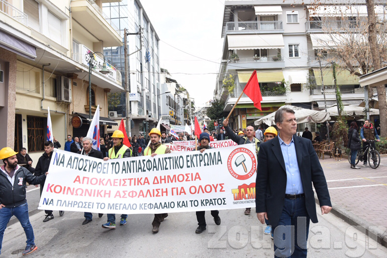 Μέλη του ΠΑΜΕ πραγματοποιούν πορεία