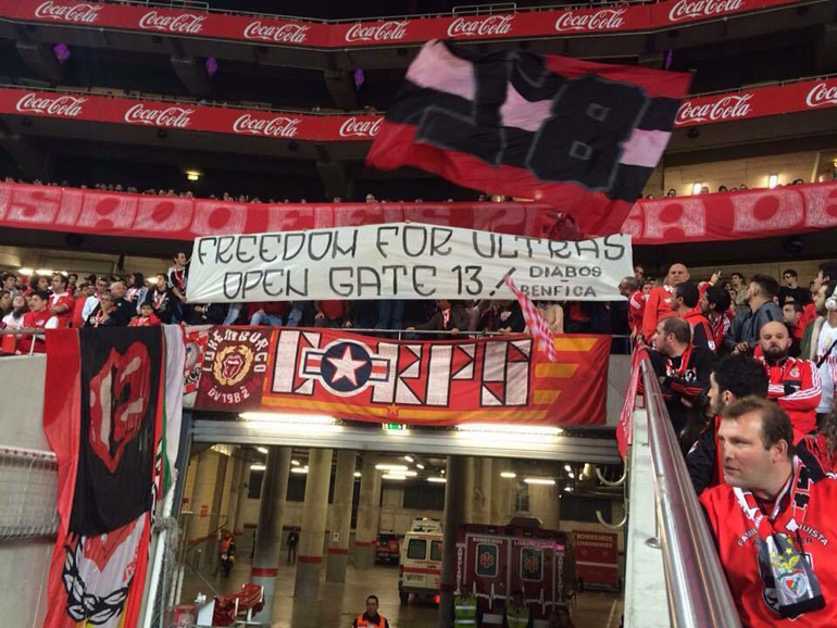 Πανό με μήνυμα για άνοιγμα της Θύρας 13 ακόμα και από τους φίλους της Μπενφίκα...