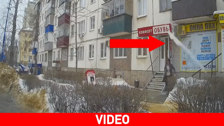 Κομμάτι πάγου περνά ξυστά από γυναίκα στη Ρωσία