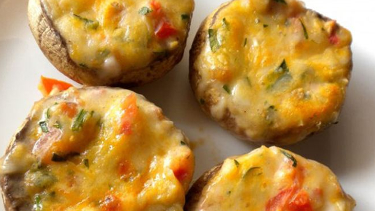 Πατάτες γεμιστές με μανιτάρια και τσένταρ