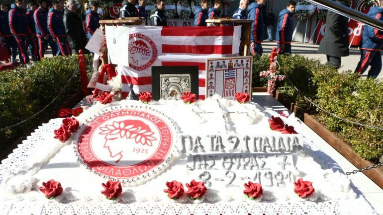 Συγκίνηση στο μνημόσυνο για τα θύματα της Θύρας 7