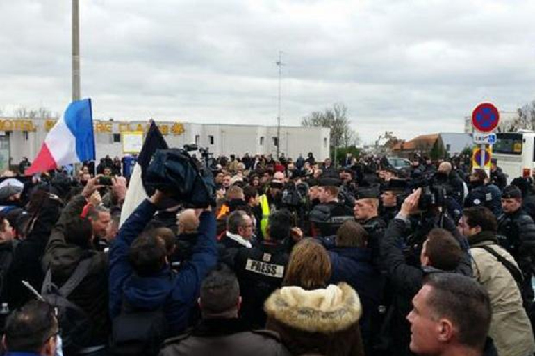 Συγκρούσεις διαδηλωτών του Pegida με την αστυνομία στο Καλαί