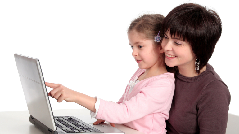 Αρκετοί γονείς γνωρίζουν για τους κίνδυνους του Διαδικτύου στα παιδιά – λίγοι τα προστατεύουν