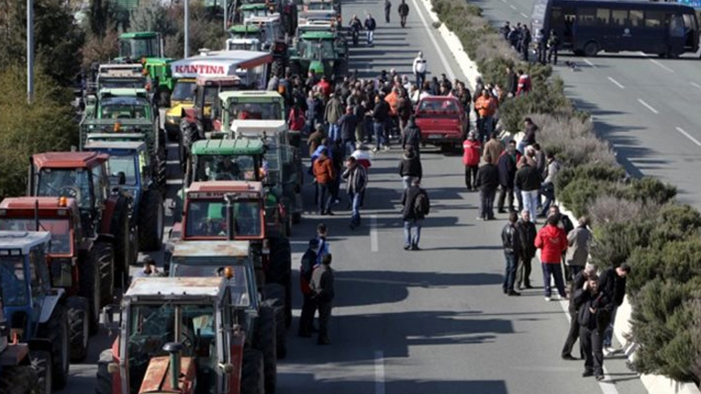 Κλείνουν εκ νέου τα Τέμπη οι αγρότες