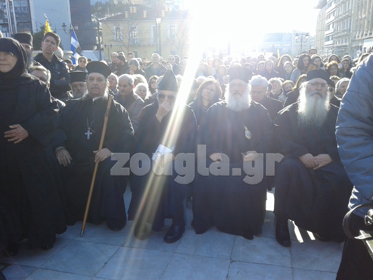Πλήθος κληρικών στη συγκέντρωση στα Προπύλαια