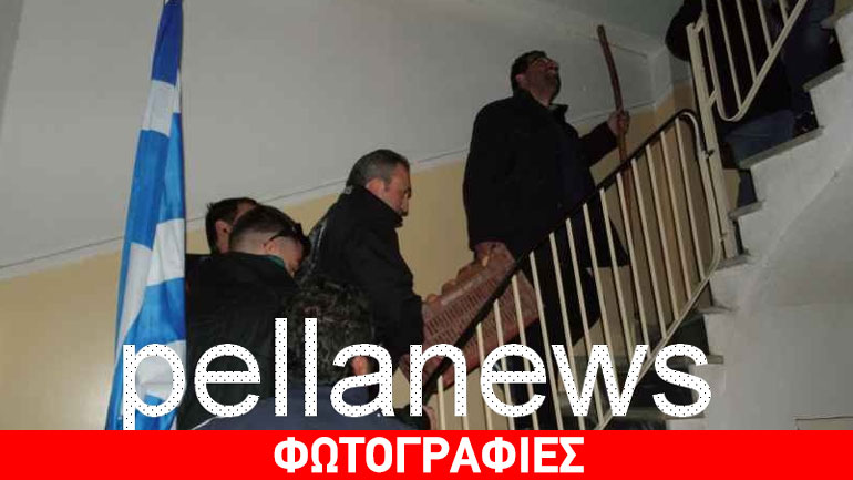 Αυγά, κοπριά και ακτινίδια στο γραφείο της Τζάκρη στα Γιαννιτσά από αγρότες