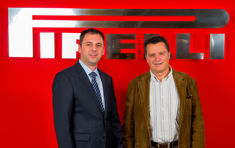 Ο Γιώργος Τόκας Διευθυντής Marketing Νοτιοανατολικής Ευρώπης της Pirelli (αριστερά) με ένα από τους νικητές (Πέτρος Λιακάκης) 