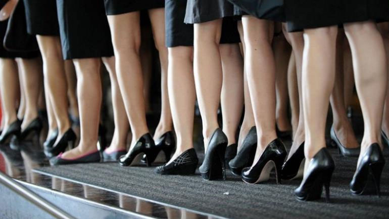 H British Airways επιτρέπει στις γυναίκες αεροσυνοδούς να φορούν παντελόνια