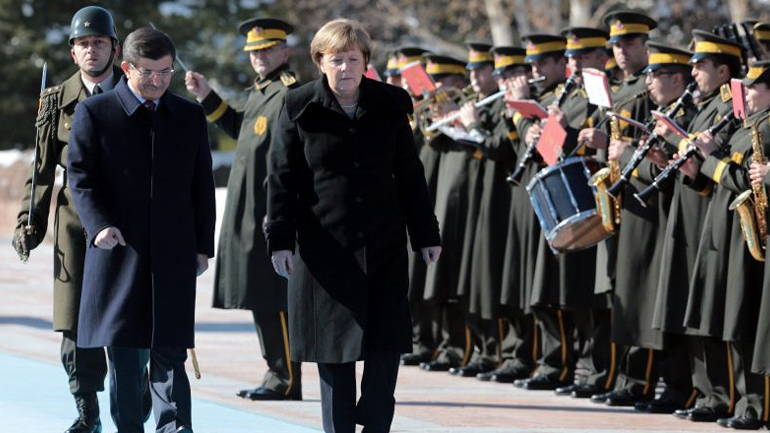 ΝΑΤΟϊκή ανάμειξη στο Αιγαίο για το προσφυγικό προωθούν Μέρκελ-Νταβούτογλου