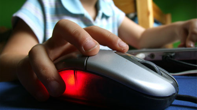 Ημέρα Ασφαλούς Διαδικτύου: Επτά στους δέκα γονείς παρακολουθούν τα «σερφαρίσματα» των παιδιών τους