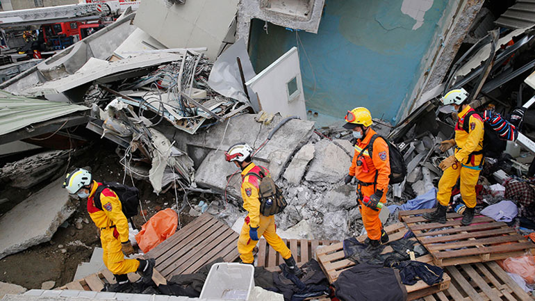 Ταϊβάν: Δύο άτομα ανασύρθηκαν ζωντανά 48 ώρες μετά το σεισμό