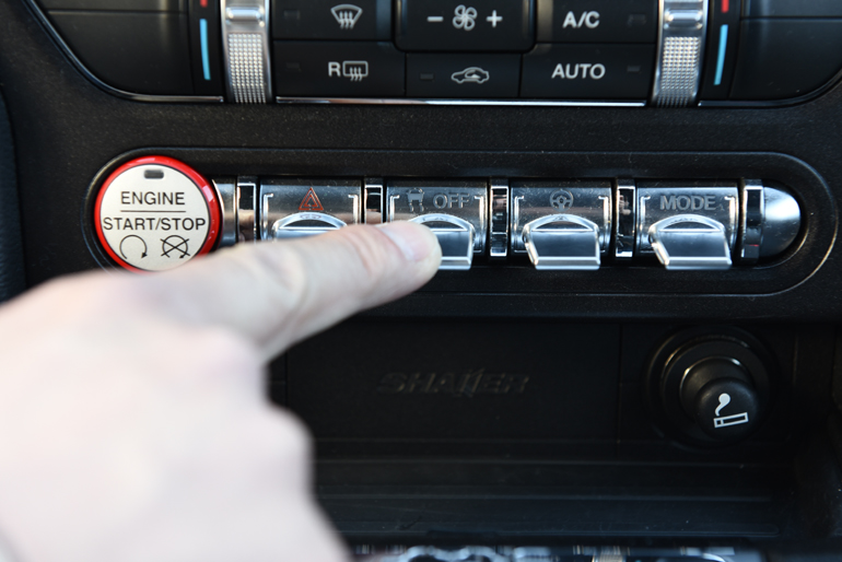 Το περιττό κουμπί στην Ford Mustang...