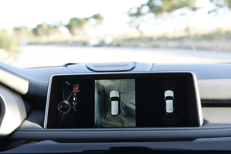 Η BMW X5 xDrive 40e εφοδιάζεται με κάμερες που ελέγχουν το χώρο 360 μοίρες!!!