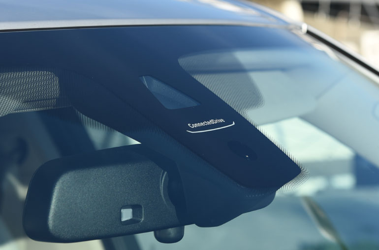 Η τεχνολογία κρύβεται κάτω από το παρμπριζ και πίσω από τον καθρέπτη...