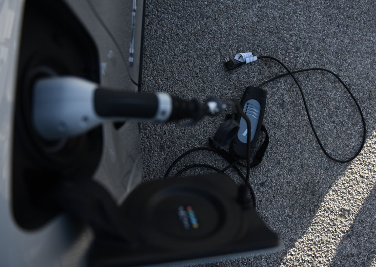 Όπως βλέπετε η Χ5 φορτίζει από μία κοινή πρίζα...