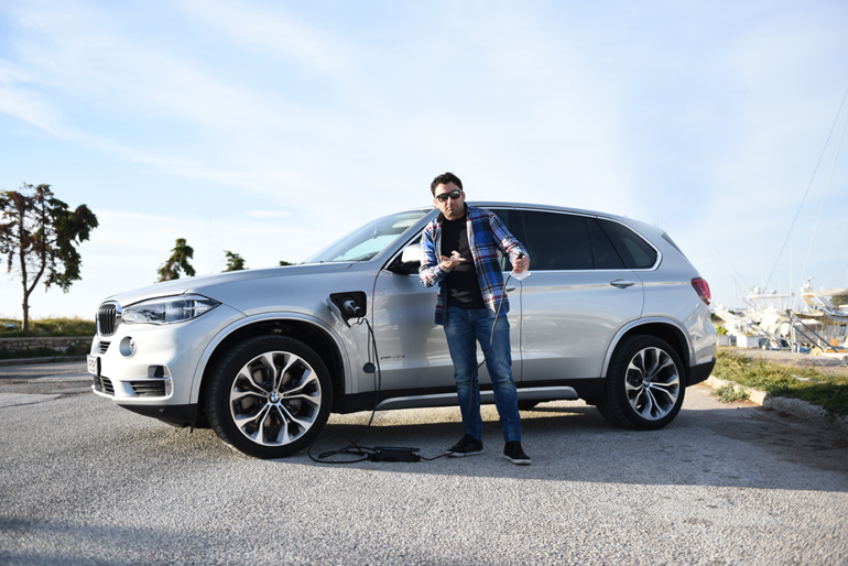 BMW X5 που να μπαίνει και στην πρίζα. Ποιος θα το περίμενε...