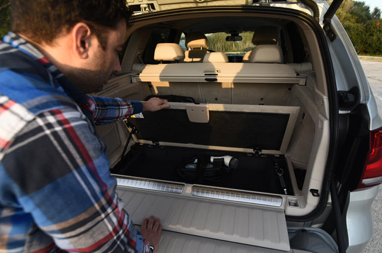 Ειδική θέση για τον φορτιστή κάτω από το χώρο αποσκευών...