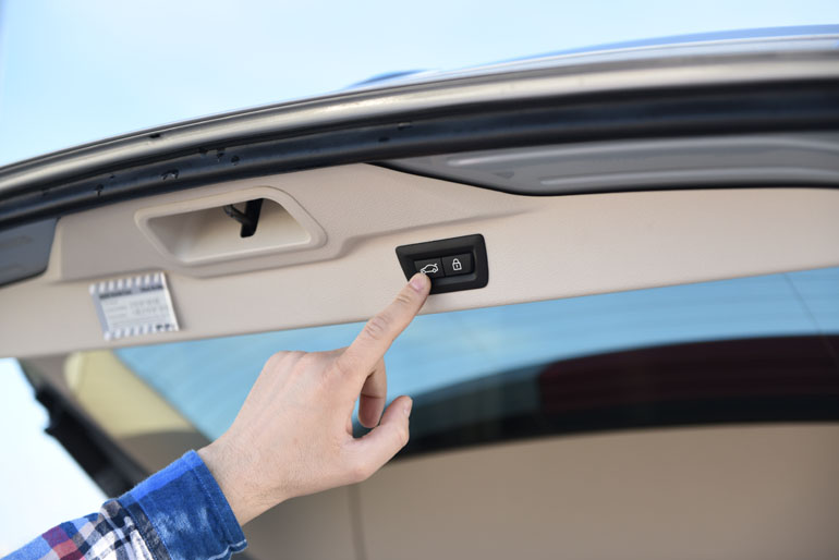 Πατώντας το συγκεκριμένο κουμπί κλείνεις το πορτ μπαγκάζ...