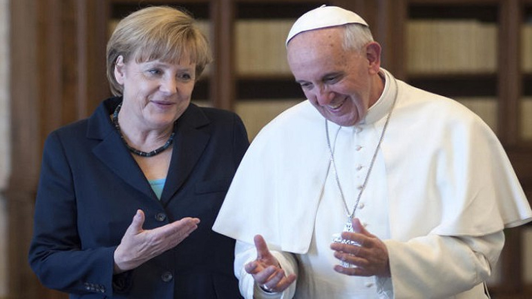Η Μέρκελ δεν θυμάται να είχε καμία «οργισμένη συζήτηση» με τον Πάπα Φραγκίσκο