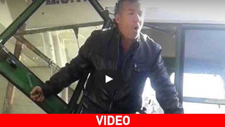 Αγρότης εισέβαλε με το τρακτέρ στην Γ’ ΔΟΥ Πατρών