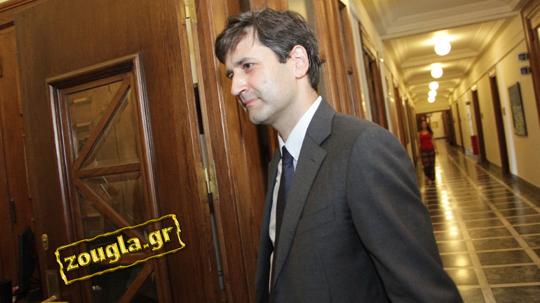 Η όμορφη κοκκινομάλλα του υπουργού