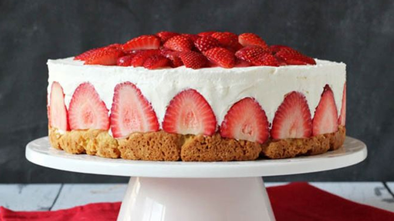 Εύκολη συνταγή για να φτιάξετε cheesecake φράουλα