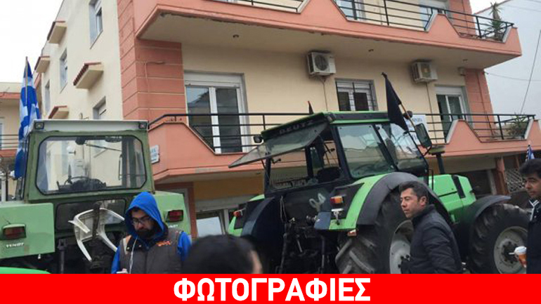 Αγρότες έκλεισαν με τα τρακτέρ τη ΔΟΥ Ν. Μουδανιών