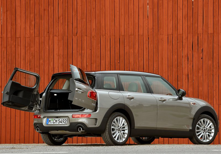 Οι δύο πόρτες του χώρου αποσκευών ανοίγουν ανάποδα... 