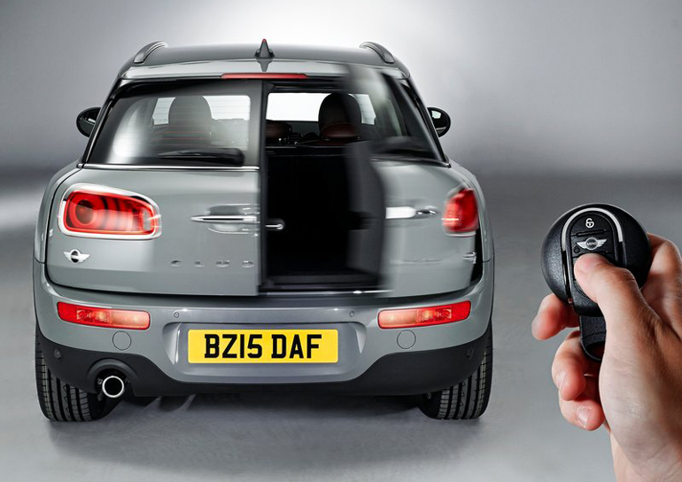 Πατώντας το κουμπί που βρίσκεται στο κλειδί ανοίγει ο χώρος αποσκευών...