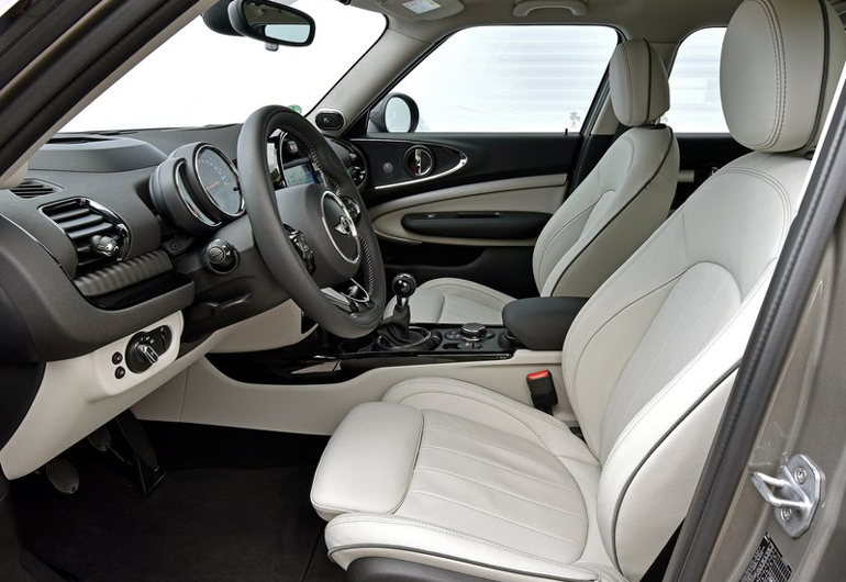 Η καμπίνα των εμπρός επιβατών όπως φαίνεται από την πλευρά του οδηγού...