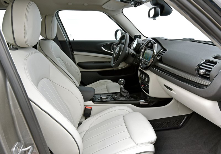 Η καμπίνα των εμπρός επιβατών όπως φαίνεται από την πλευρά του συνοδηγού...