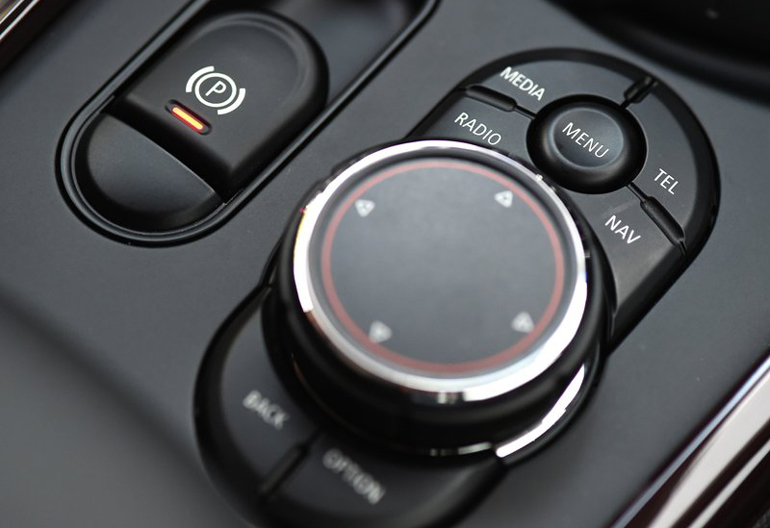 Με τον περιστροφικό διακόπτη και τα κουμπιά γύρω από αυτόν ελέγχεις τις λειτουργίες της κεντρικής κονσόλας...