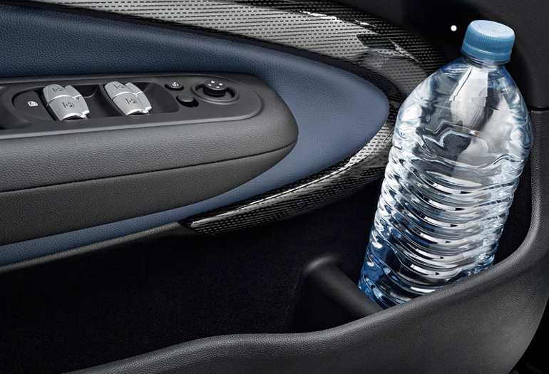 Θήκες για διάφορά αντικείμενα ακόμα και στις πόρτες...