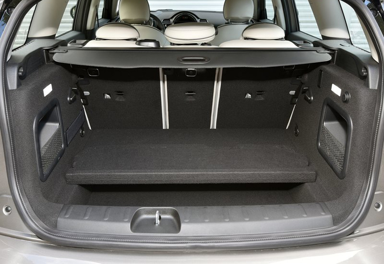 Ο χώρος αποσκευών αγγίζει τα 360 λίτρα και διαθέτει και δεύτερο 'πάτωμα'...