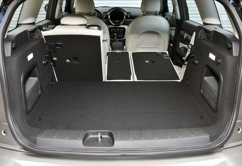 Η πίσω σειρά καθισμάτων πέφτει και ο χώρος διαμορφώνεται για να καλύπτει τις ανάγκες των επιβατών...