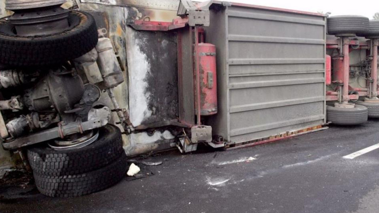 ΤΩΡΑ: Ντεραπάρισε νταλίκα στην Εθνική Οδό