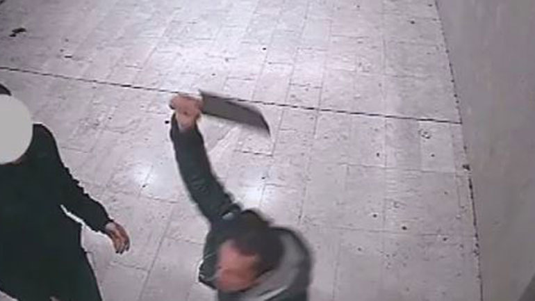 Μεσολόγγι: Γιος κυνηγούσε τη μητέρα του με μπαλτά