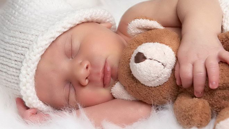 Αναγνωρίστε τα σημάδια νύστας του μωρού σας και βάλτε το για ύπνο