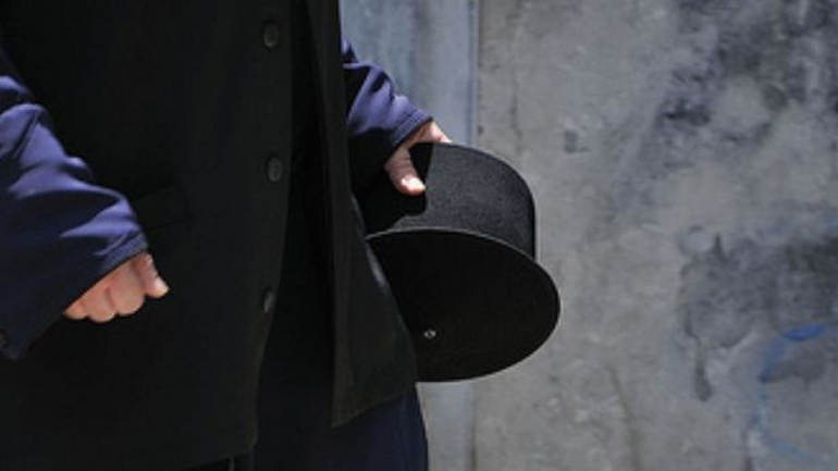 Ιερωμένος έδωσε 3.000 ευρώ για να αποφύγει το «κούρεμα» των καταθέσεών του