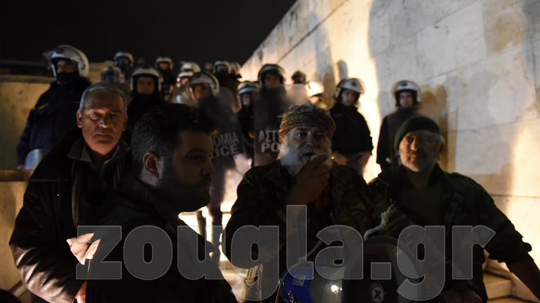 Ο αγρότης στη σκιά των ΜΑΤ