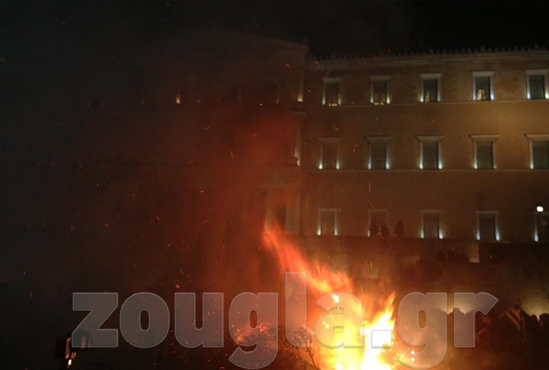 Φωτιά έξω από τη Βουλή