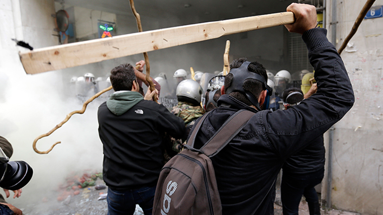 Ελεύθεροι οι αγρότες που συνελήφθησαν στο Υπουργείο Αγροτικής Ανάπτυξης