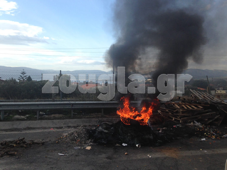 Αγρότες έκαψαν λάστιχα στα διόδια Καλαμακίου