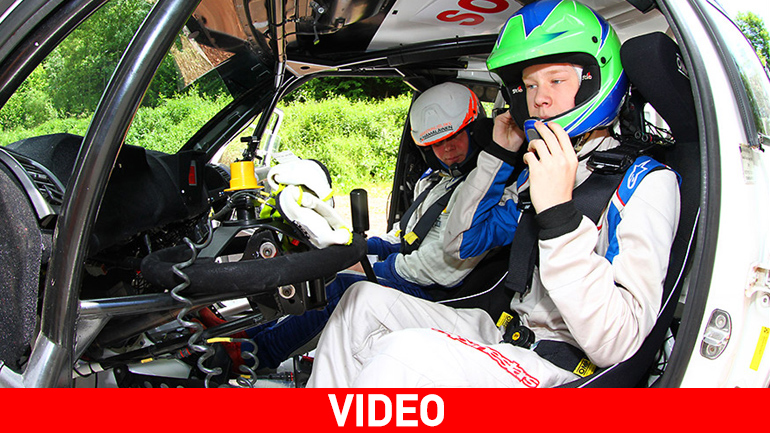 O μικρός παραδίδει μαθήματα οδήγησης