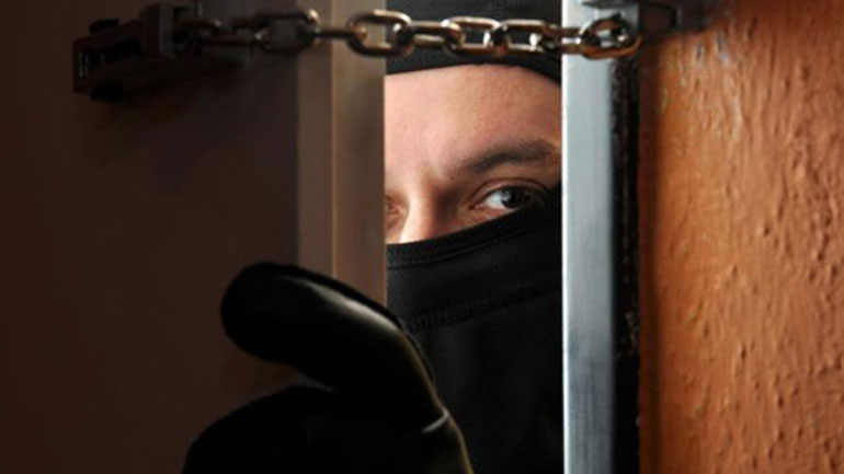 Βόλος: Νεαροί φίμωσαν και λήστεψαν ηλικιωμένη