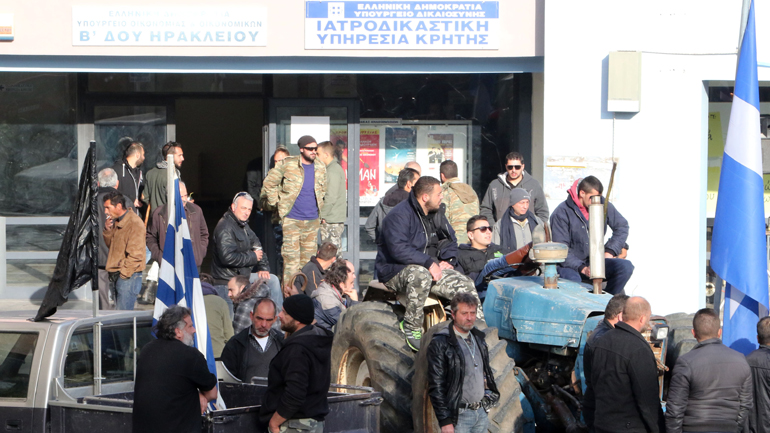Κλειστή η ΔΟΥ Ρεθύμνου από αγρότες