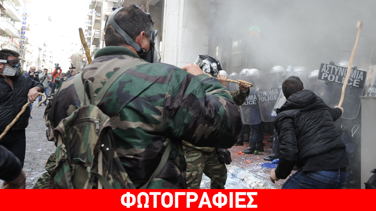 Η συμπλοκή αγροτών-ΜΑΤ σε πρώτο πλάνο Η συμπλοκή αγροτών-ΜΑΤ σε πρώτο πλάνο