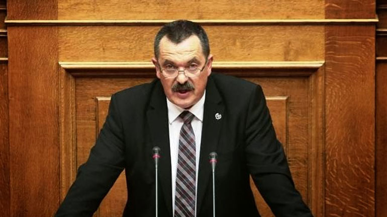 Ο κοντός με τη… γραβάτα